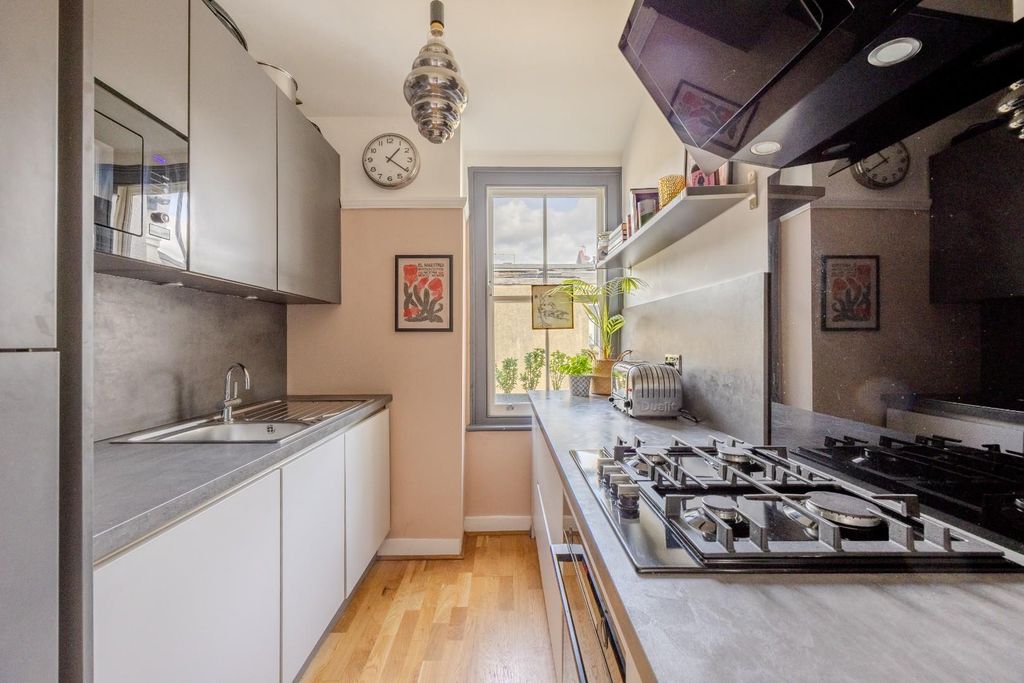 Additional image 10 of 3 bed flat for saleCarlton Drive, Leigh-On-Sea SS9