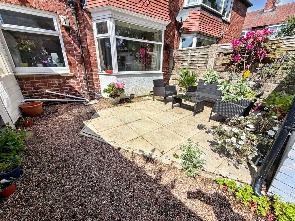 2 bed flat for saleOsborne Gardens, North Shields NE29 photo 3
