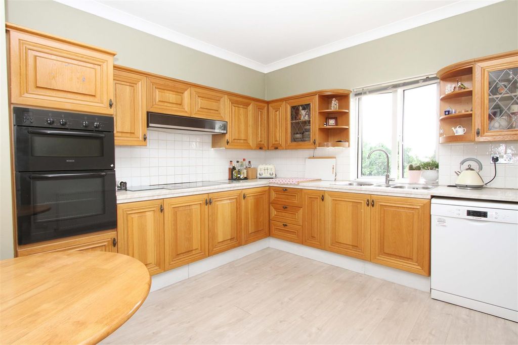 2 bed flat for saleCecil Park, Pinner HA5 photo 2