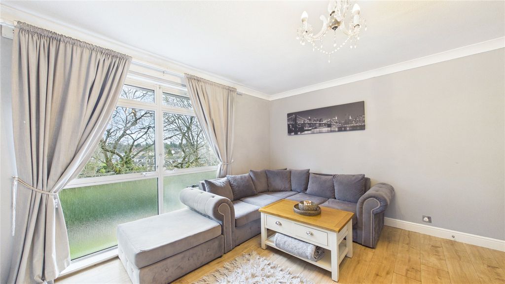2 bed flat for saleLightwater, Surrey GU18 photo 4