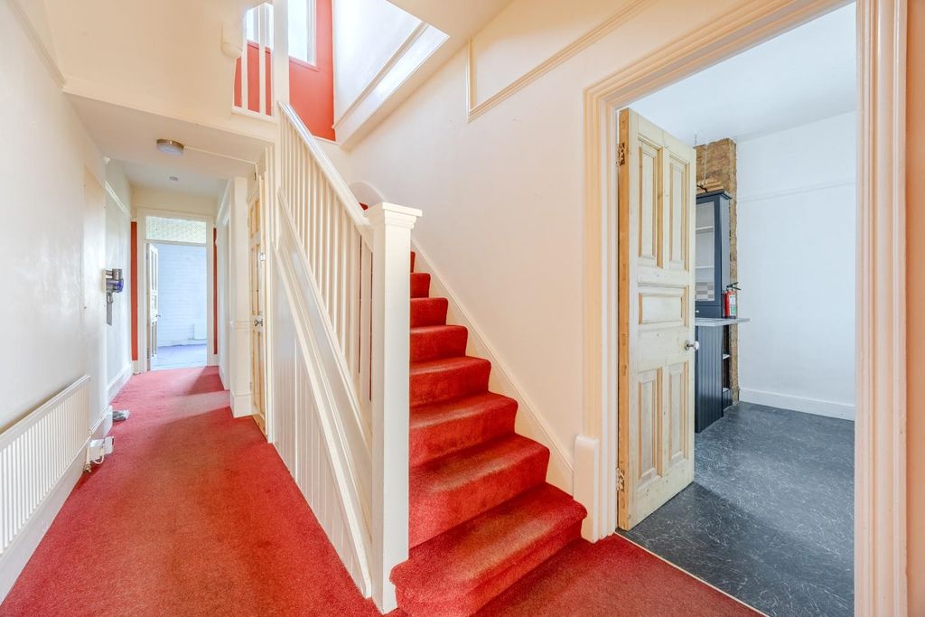Additional image 6 of 3 bed flat for saleCliff Gardens, Leigh-On-Sea SS9