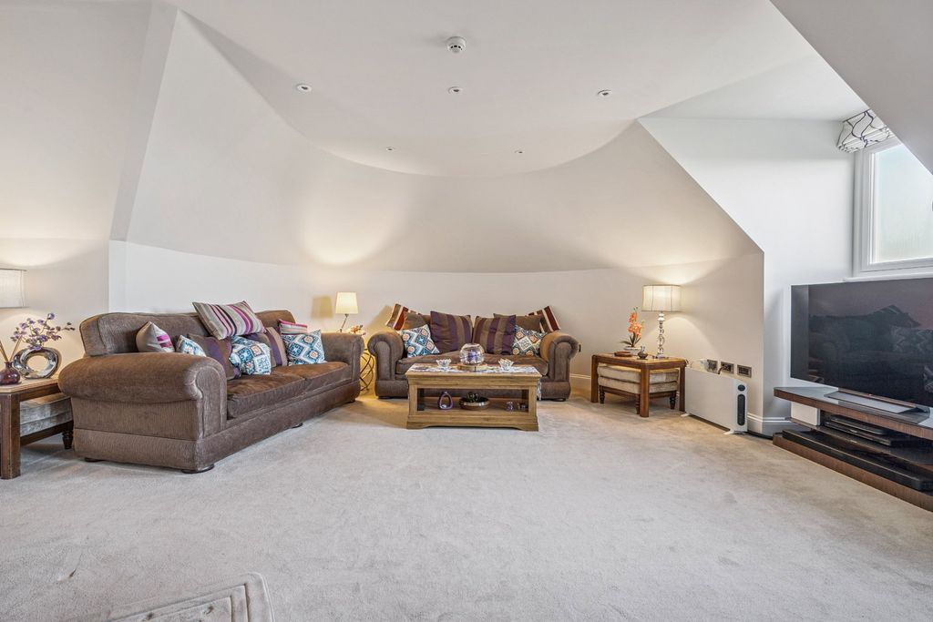 3 bed flat for saleValency House, Valency Drive, Batchworth Lane, Northwood HA6 photo 3
