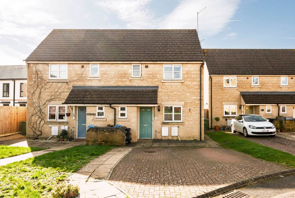 3 bed semi-detached house for salePrimrose Court, Moreton-In-Marsh GL56