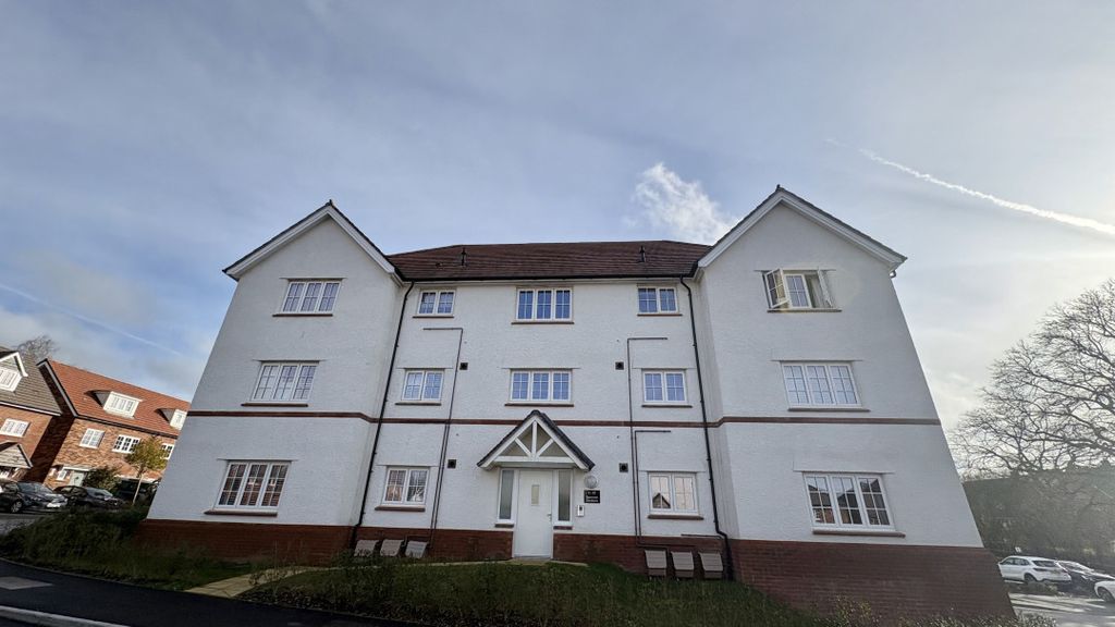 2 bed flat for saleSparrow Gardens, Liphook GU30