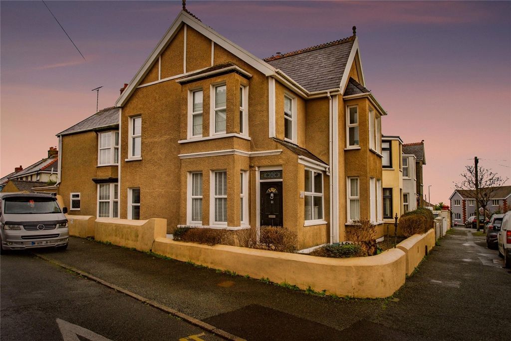 5 bed detached house for saleWellington Road, Hakin, Milford Haven, Pembrokeshire SA73