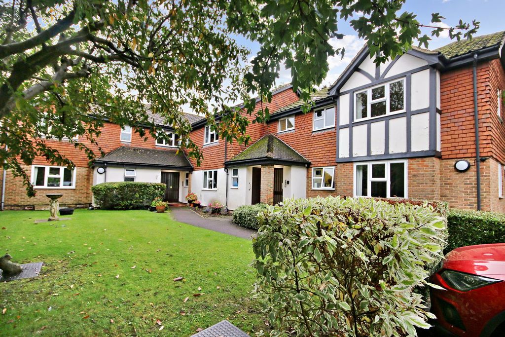 2 bed flat for saleGodstone Road, Lingfield RH7