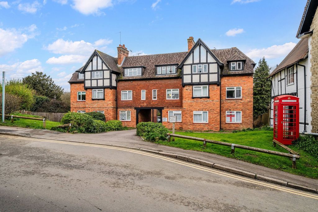 2 bed flat for saleHigh Street, Old Oxted, Oxted RH8