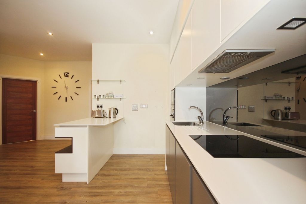 Additional image 2 of 2 bed flat for saleClarendon Avenue, Leamington Spa, Warwickshire CV32