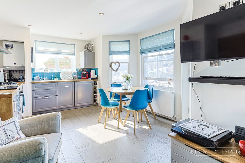 2 bed flat for saleStation Road, Looe PL13 photo 3