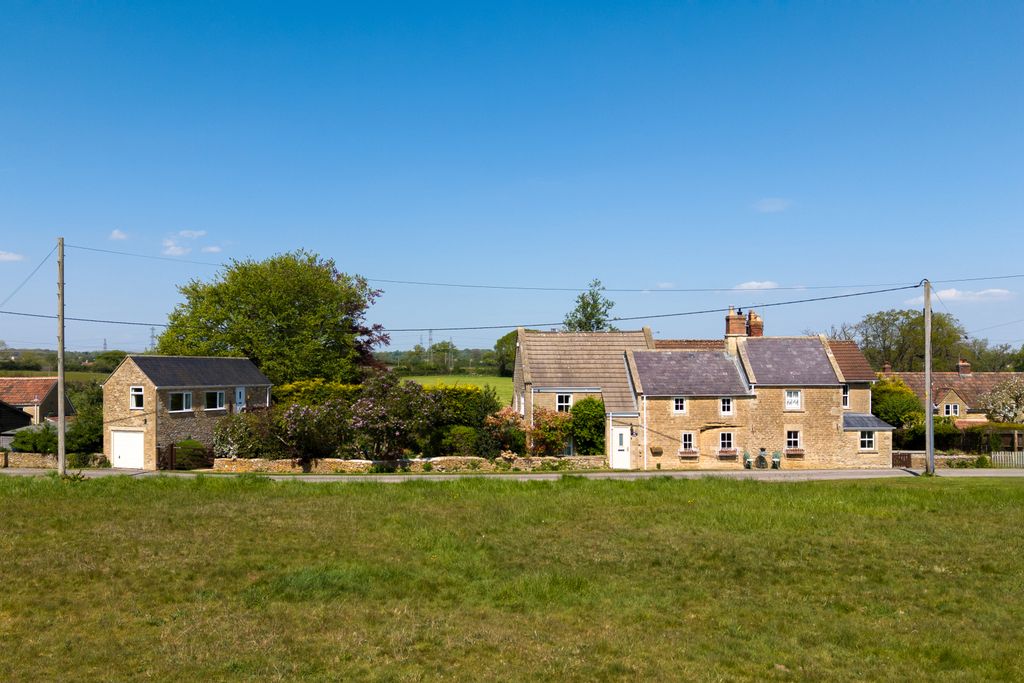 5 bed detached house for saleThe Common, Broughton Gifford, Wiltshire SN12