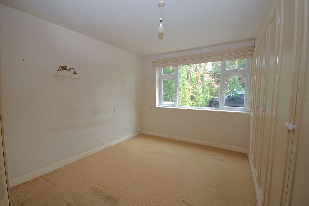 2 bed flat for salePrestbury Road, Macclesfield SK10 photo 5