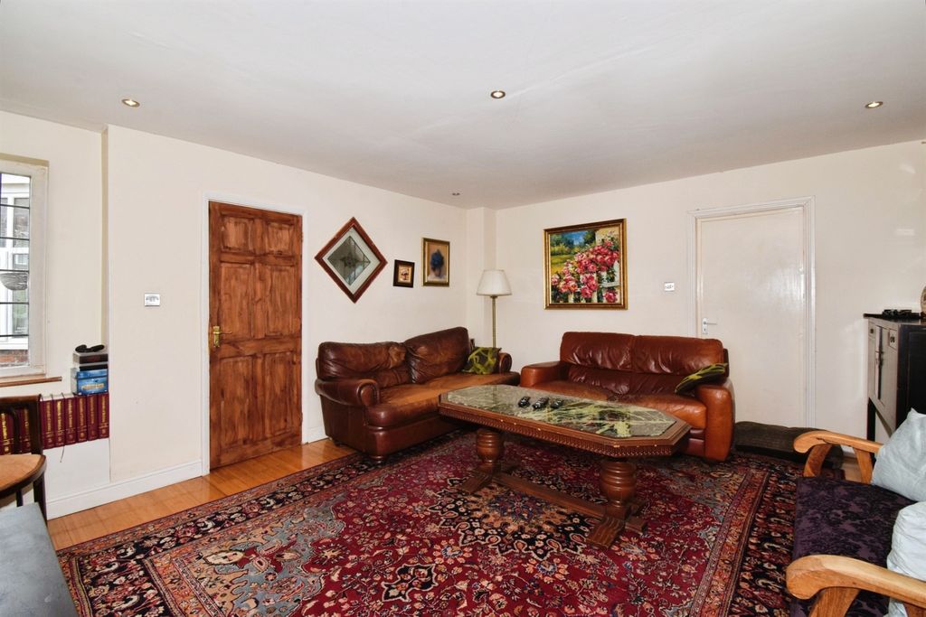 4 bed detached house for saleShirley Road, Leicester LE2 photo 4