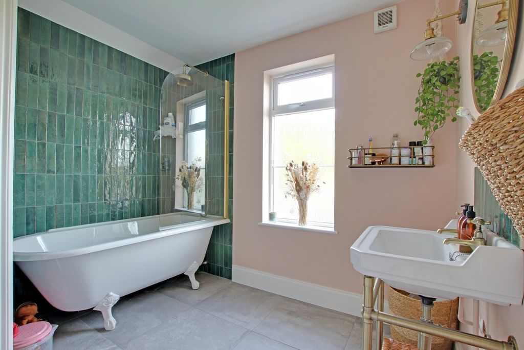 5 bed semi-detached house for salePrinces Crescent, Lyndhurst SO43 photo 5