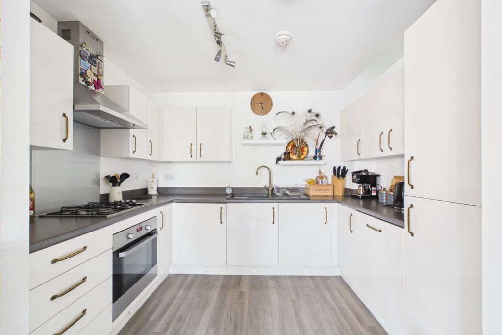 2 bed flat for saleCopia Crescent, Leighton Buzzard LU7 photo 3