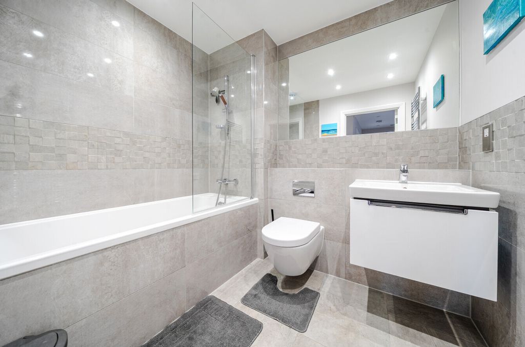 2 bed flat for saleCommonside East, Mitcham CR4 photo 5