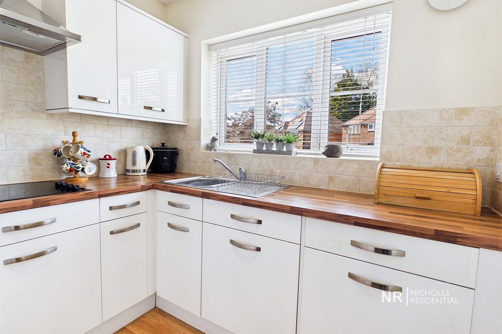 2 bed flat for saleKingston Avenue, Leatherhead. KT22 photo 5