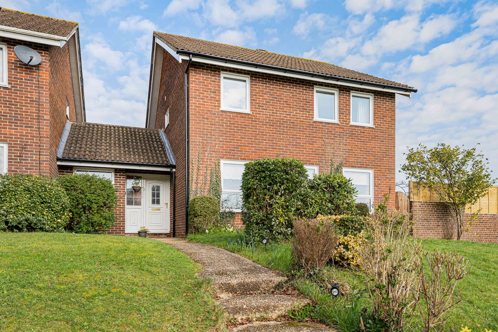 4 bed link detached house for saleMoggs Mead, Petersfield, Hampshire GU31