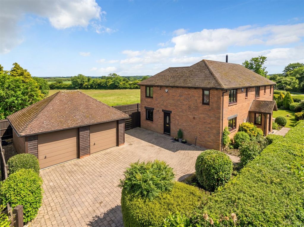 4 bed detached house for saleHigh Street, Stoke Goldington, Newport Pagnell MK16