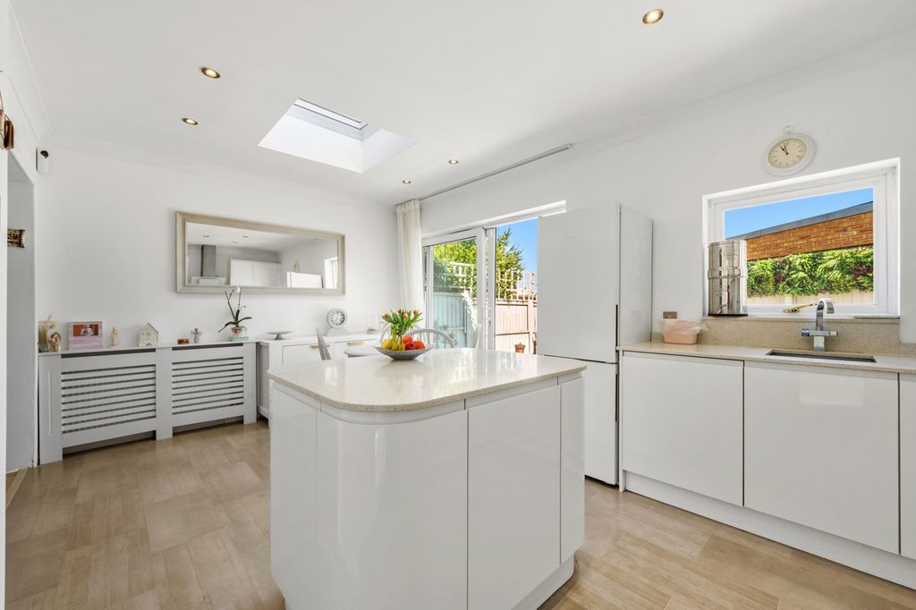 Additional image 20 of 4 bed semi-detached house for saleMonkleigh Road, Morden SM4