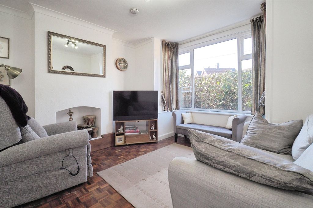 3 bed semi-detached house for salePrinces Crescent, Lyndhurst SO43 photo 2