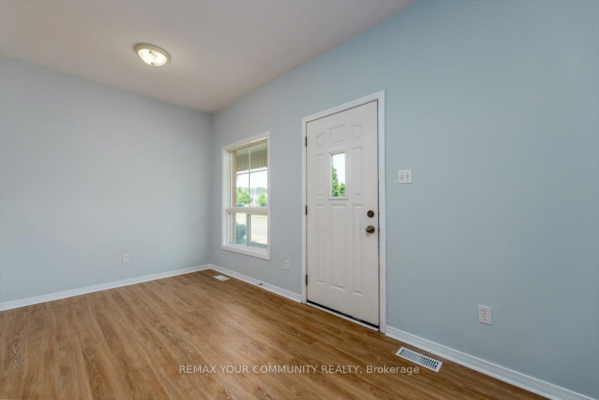 401-246 Spillsbury Drive, Peterborough, ON, K9K 0A1 photo 2