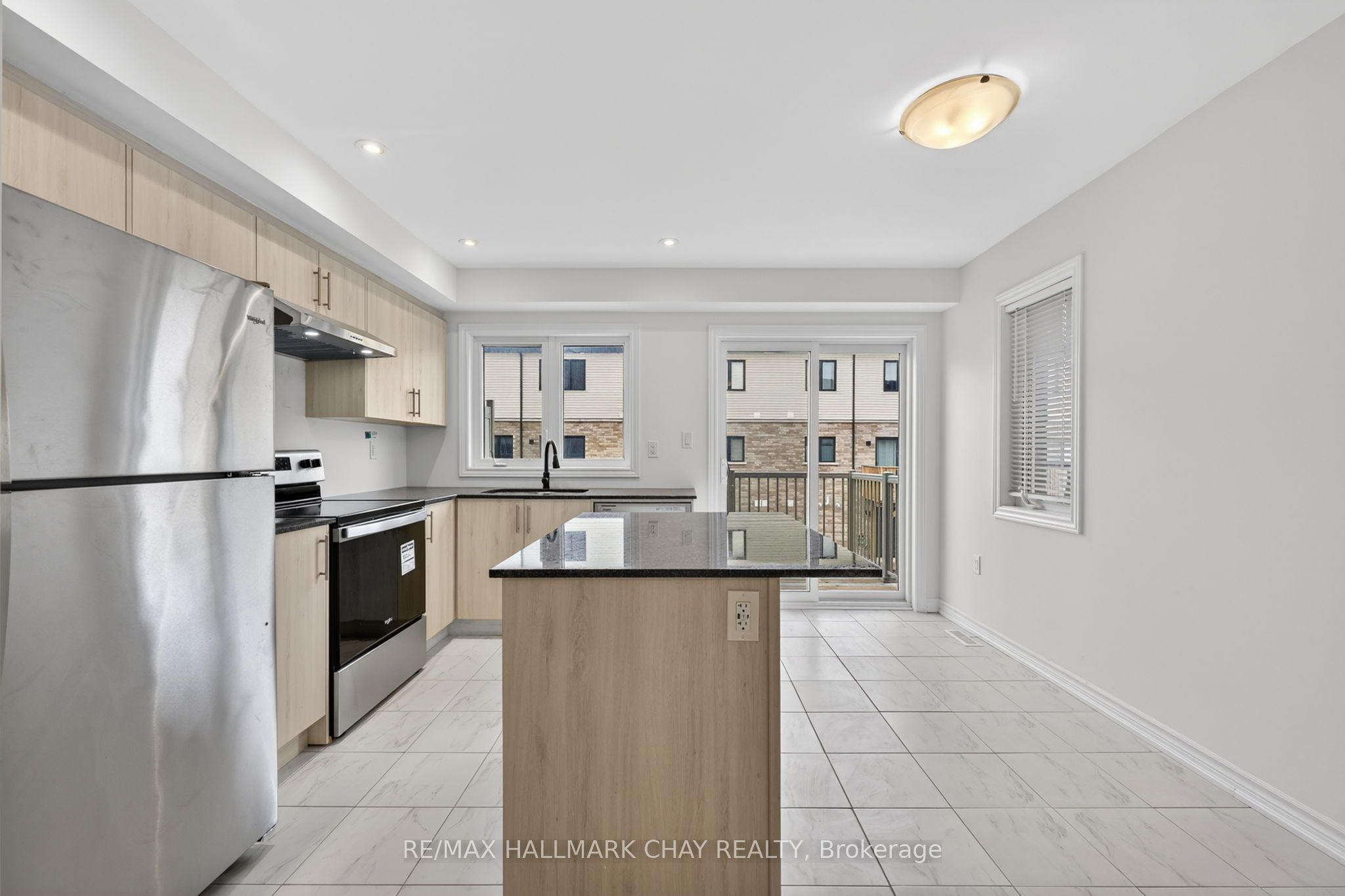 21 Pumpkin Corner Crescent, Barrie, ON, L9J 0T5 photo 3