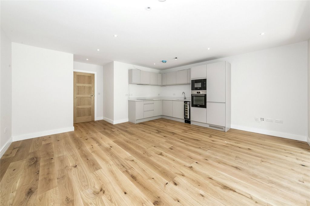 3 bed flat for saleFlat 4, Endlesham Court, 131 Woodcote Valley Road, Purley CR8