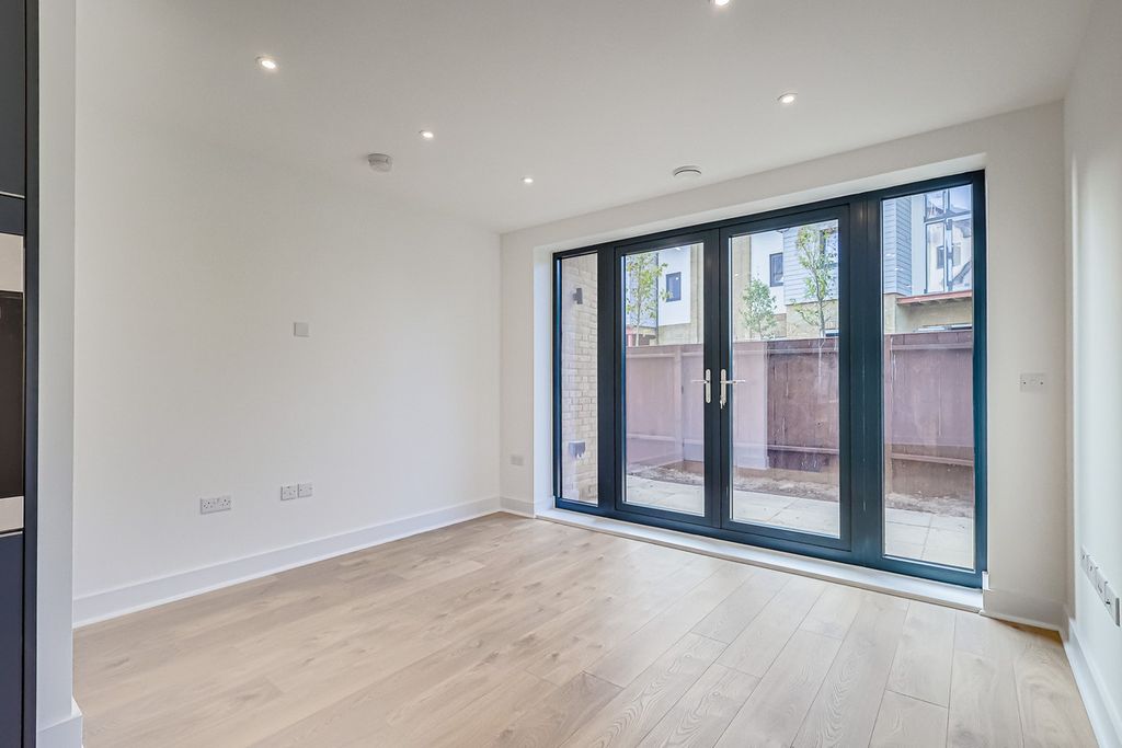 Additional image 8 of 1 bed flat for saleHigh Street, Rayleigh SS6