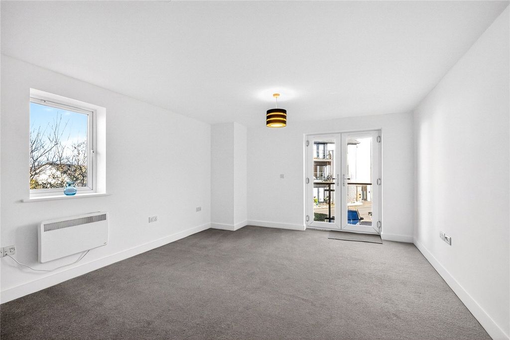 2 bed flat for saleJubilee Drive, Redruth, Cornwall TR15 photo 2