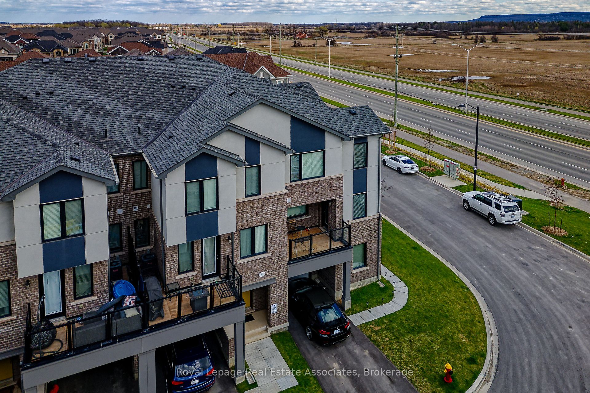 488 Bellflower Court, Milton, ON, L9T 2X5 photo 2