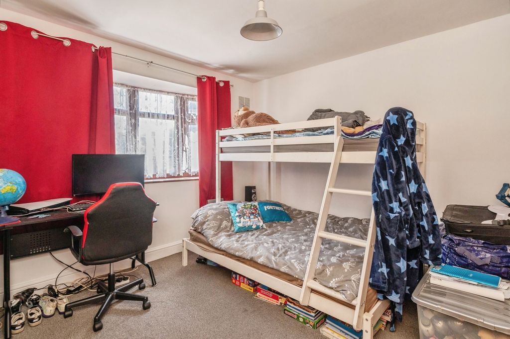 2 bed maisonette for saleStirling Close, Rainham RM13 photo 5