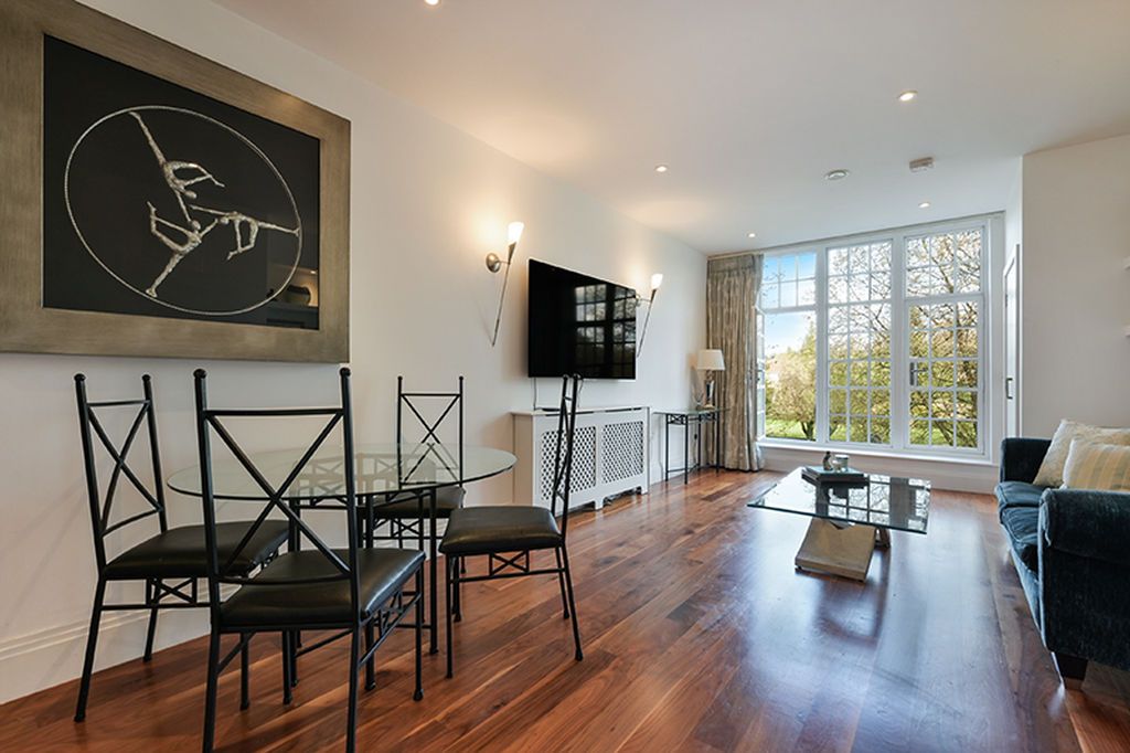 2 bed flat for saleLesbourne Road, Reigate RH2 photo 2