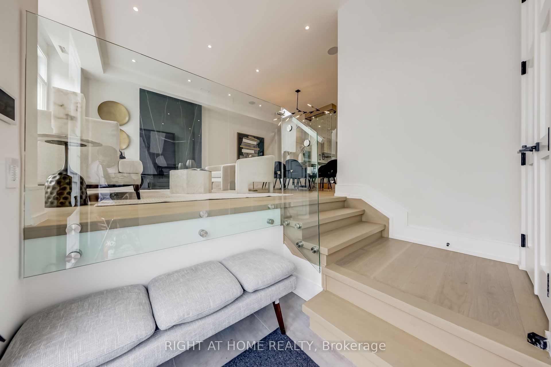 102 Parklea Drive, Toronto, ON, M4G 2J8 photo 3