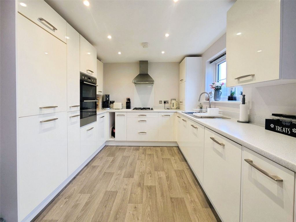 3 bed detached house for saleDavey Close, Redruth, Cornwall TR15 photo 2