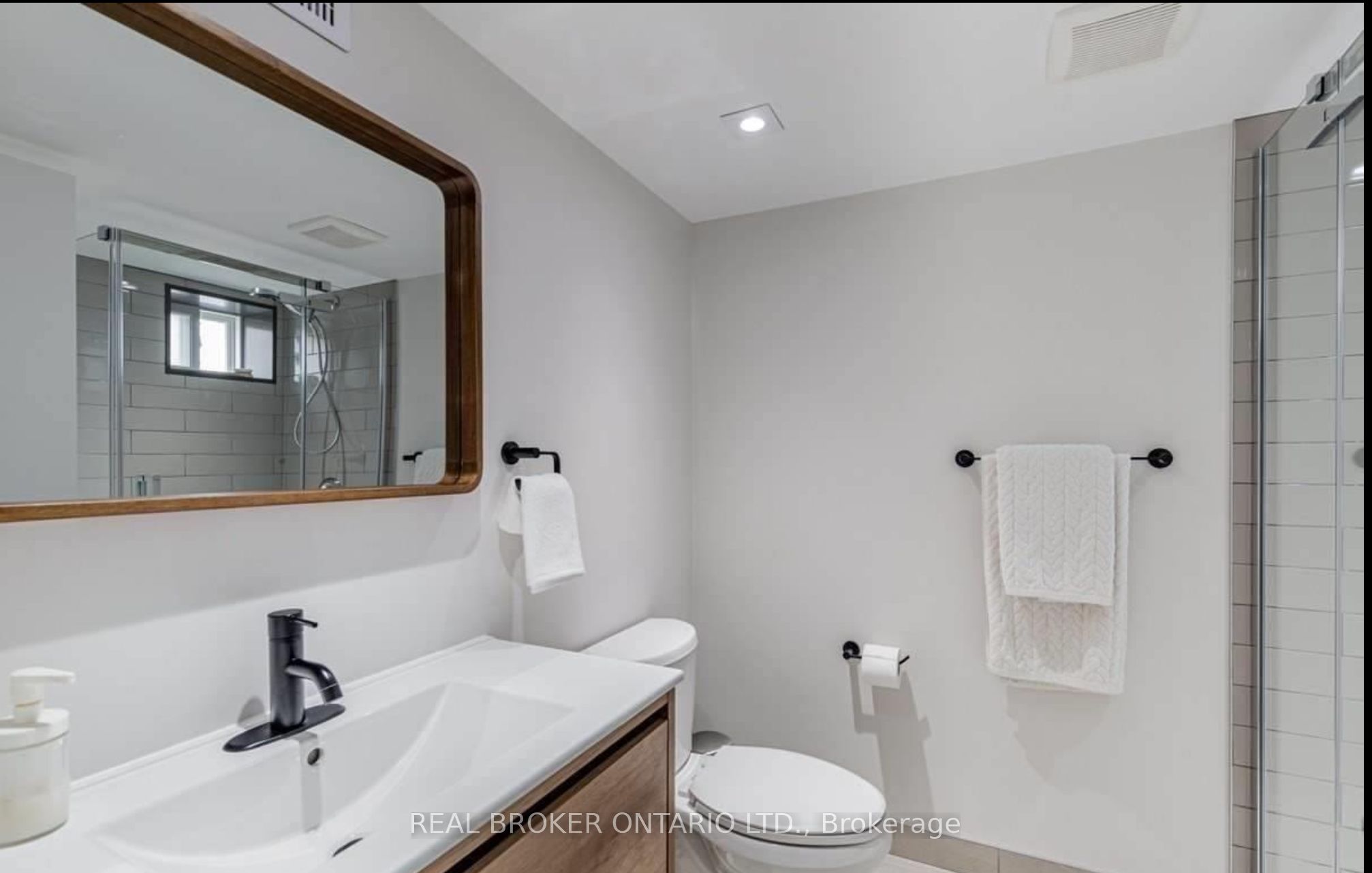 Lower-25 Newlin Crescent, Toronto, ON, M3L 1X5 photo 5