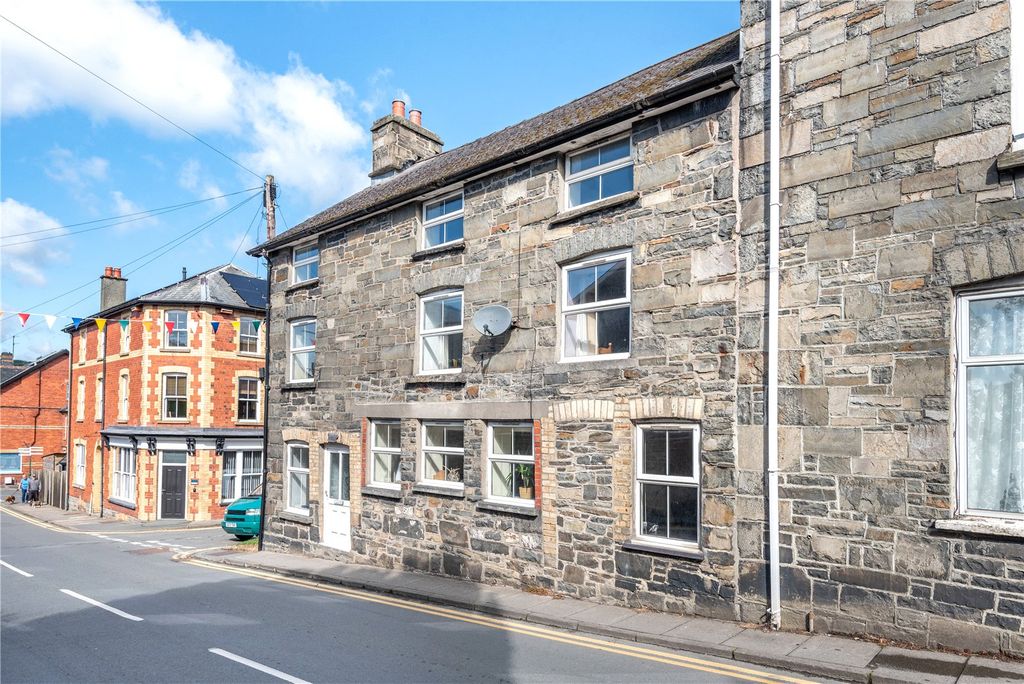6 bed end terrace house for saleBridge Street, Rhayader, Powys LD6