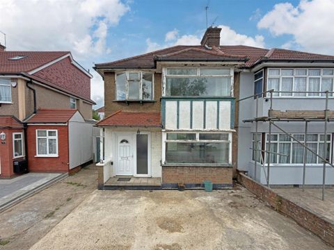 Holmstall Avenue, Edgware HA8