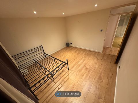 Craigdale Road, Romford RM11, Room to rent