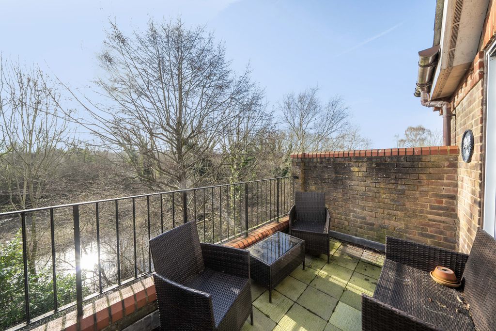 Additional image 4 of 2 bed flat for saleSalters Close, Rickmansworth, Hertfordshire WD3