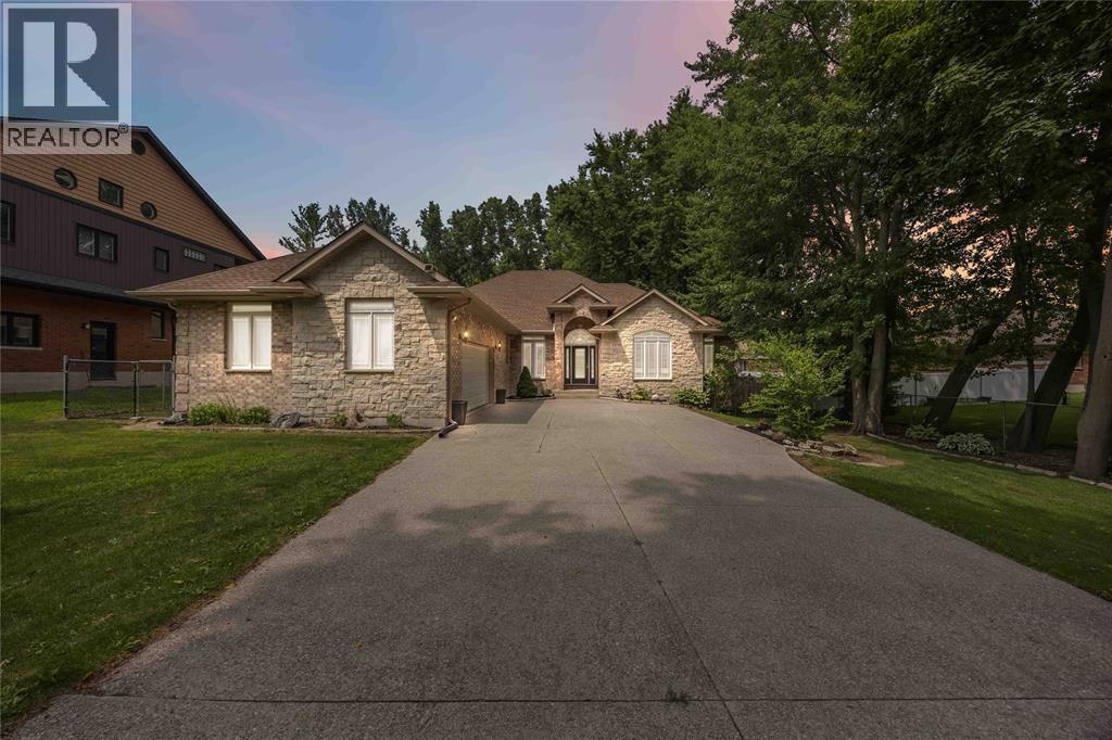2056 Blackwell Road, Sarnia, ON photo 2
