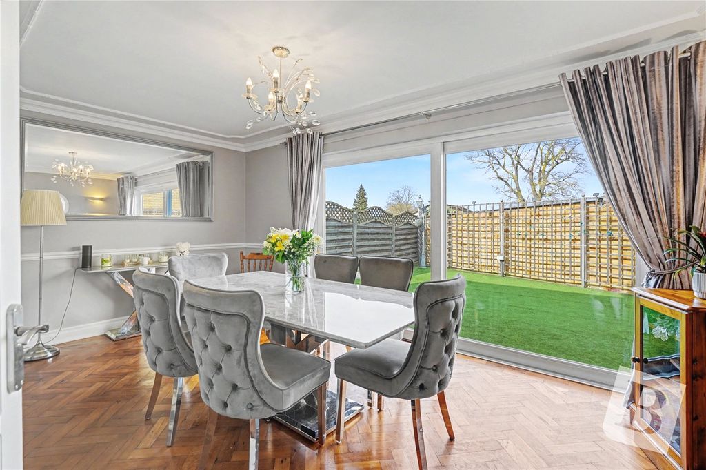 4 bed detached house for saleParsonage Road, Rainham RM13 photo 3