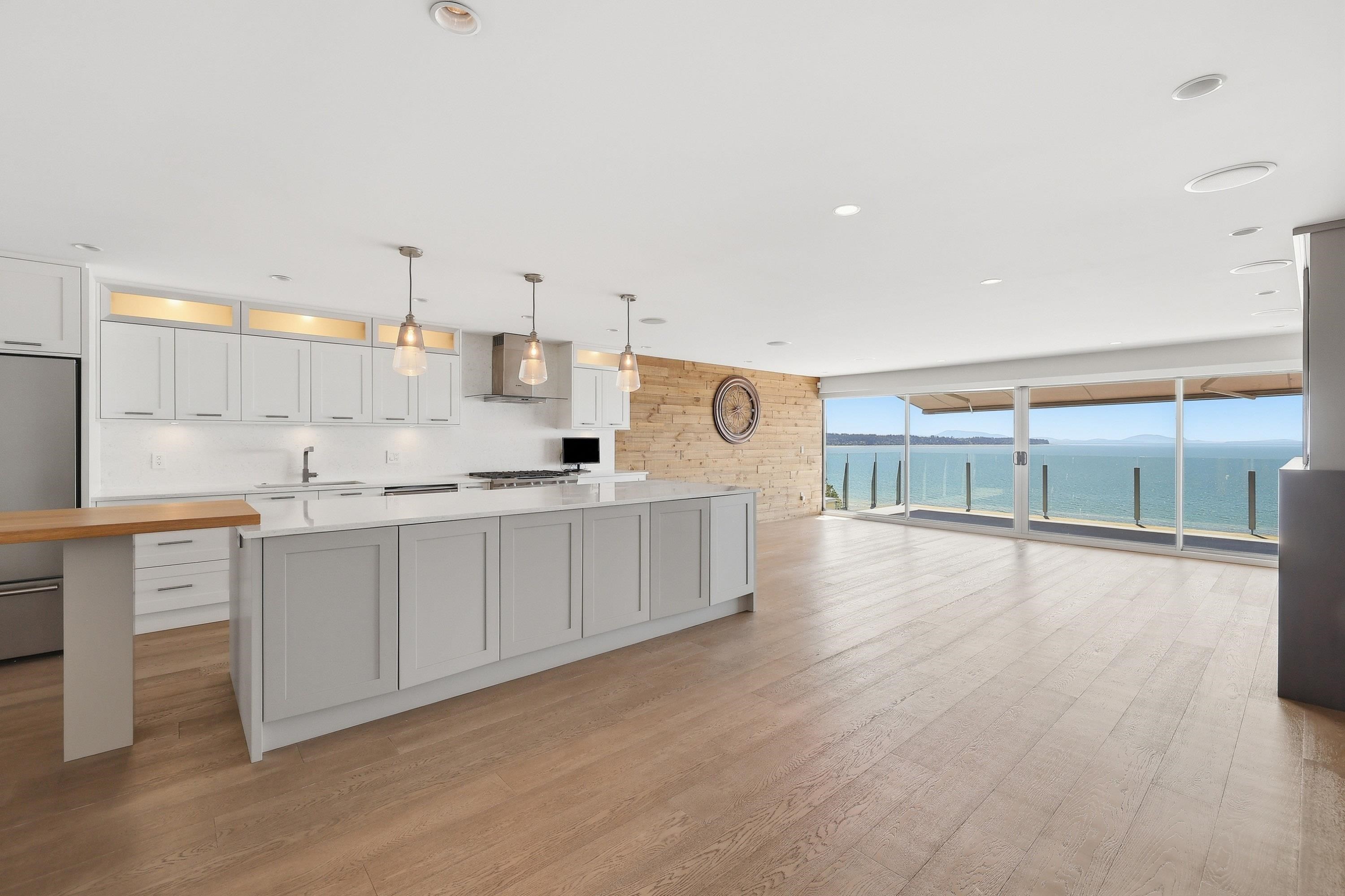 15240 Victoria Avenue, White Rock, BC, V4B 1G6