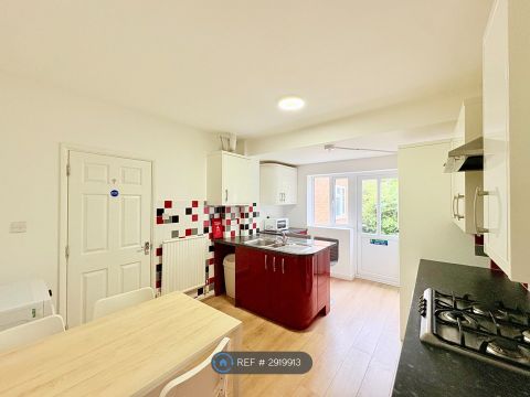 Evesham Walk, Coventry CV4, Room to rent