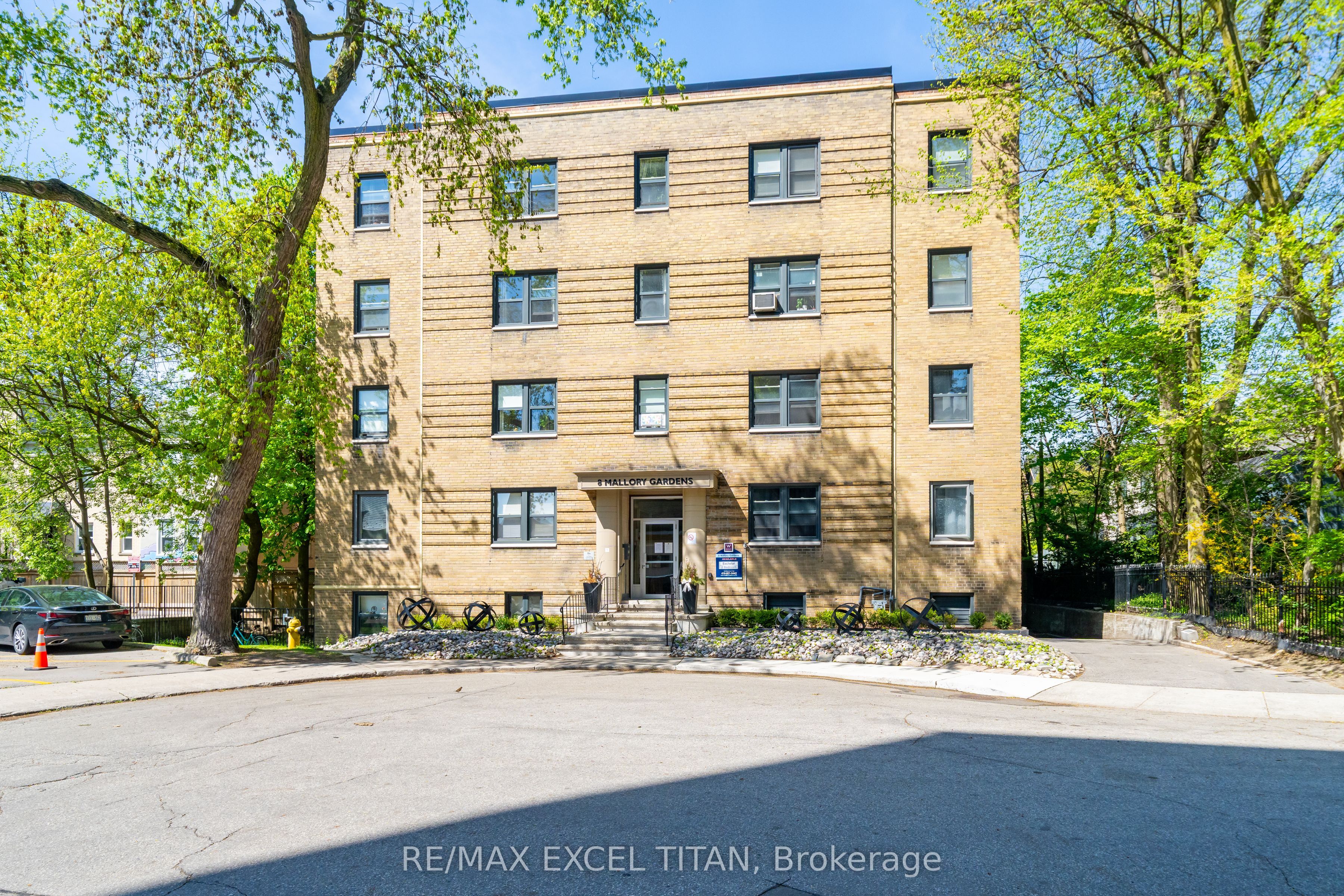 24-8 Mallory Gardens, Toronto, ON, M4V 2A6