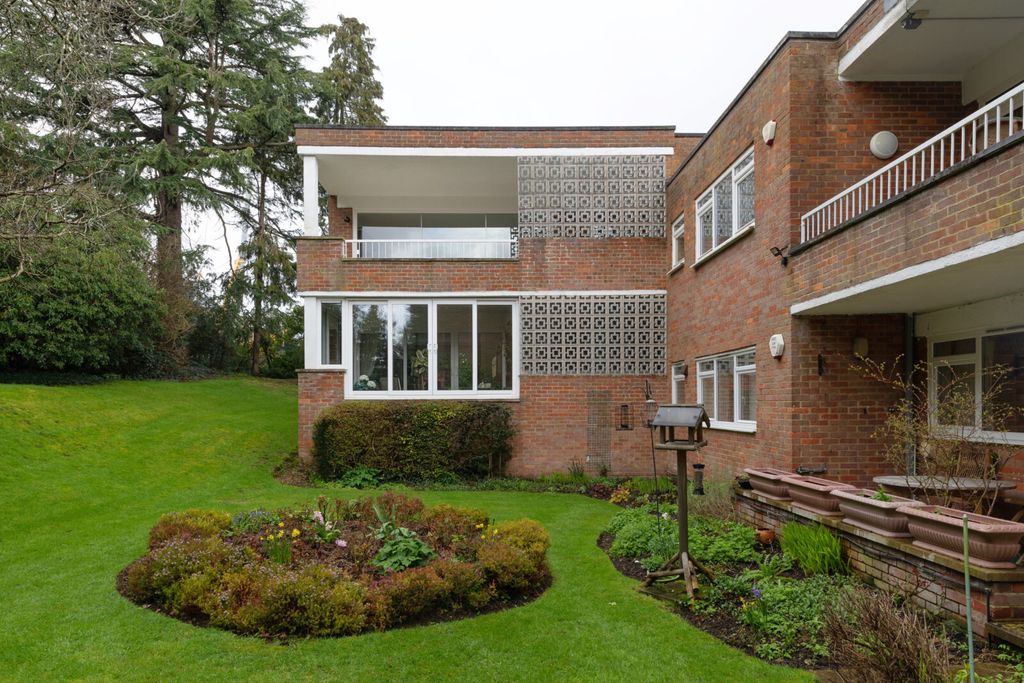 Additional image 2 of 3 bed flat for saleDarnhills, Radlett, Hertfordshire WD7