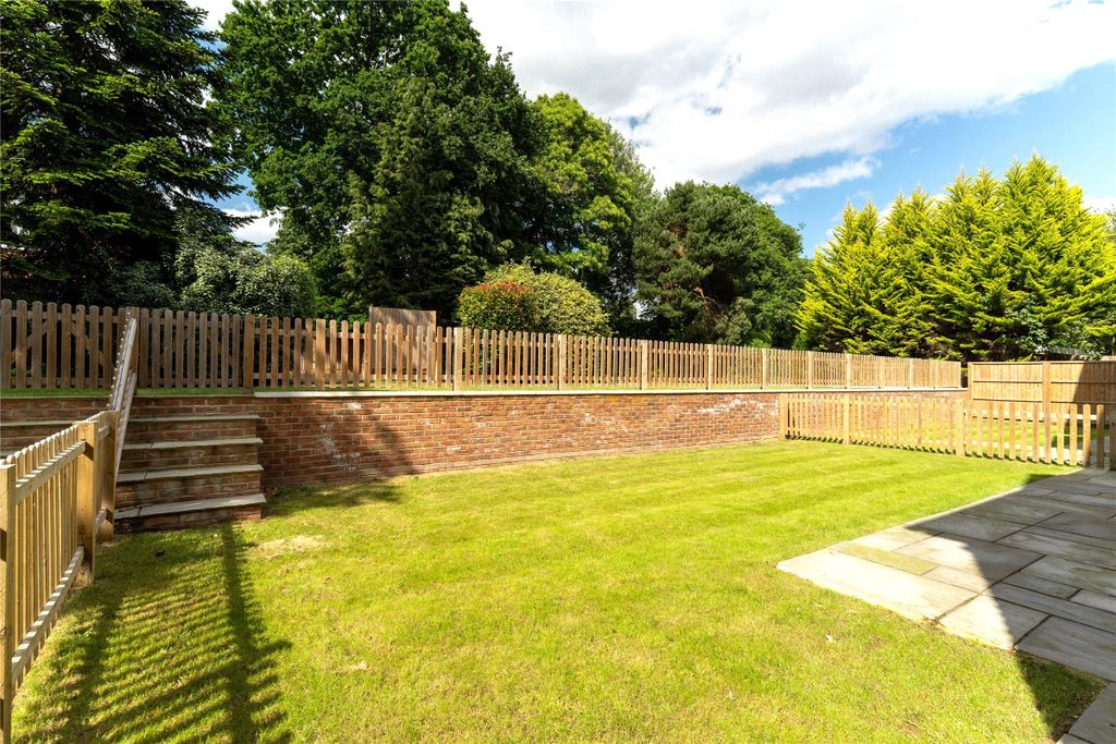 2 bed flat for saleDoods Park Road, Reigate, Surrey RH2 photo 3