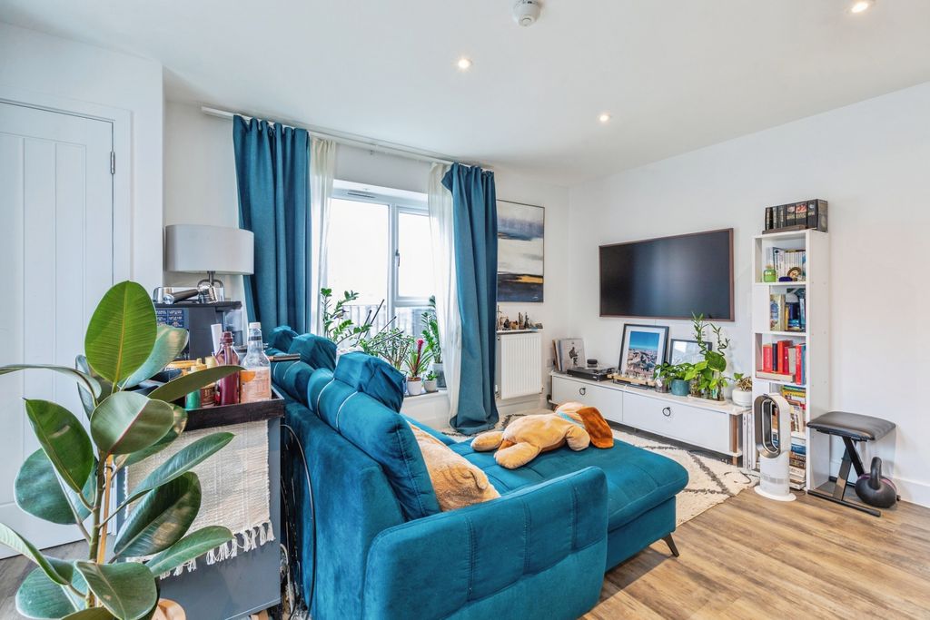 Additional image 6 of 2 bed flat for sale1 Glenway Road, Rochester ME1