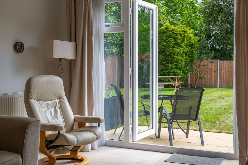 2 bed flat for saleDoods Road, Reigate RH2 photo 3
