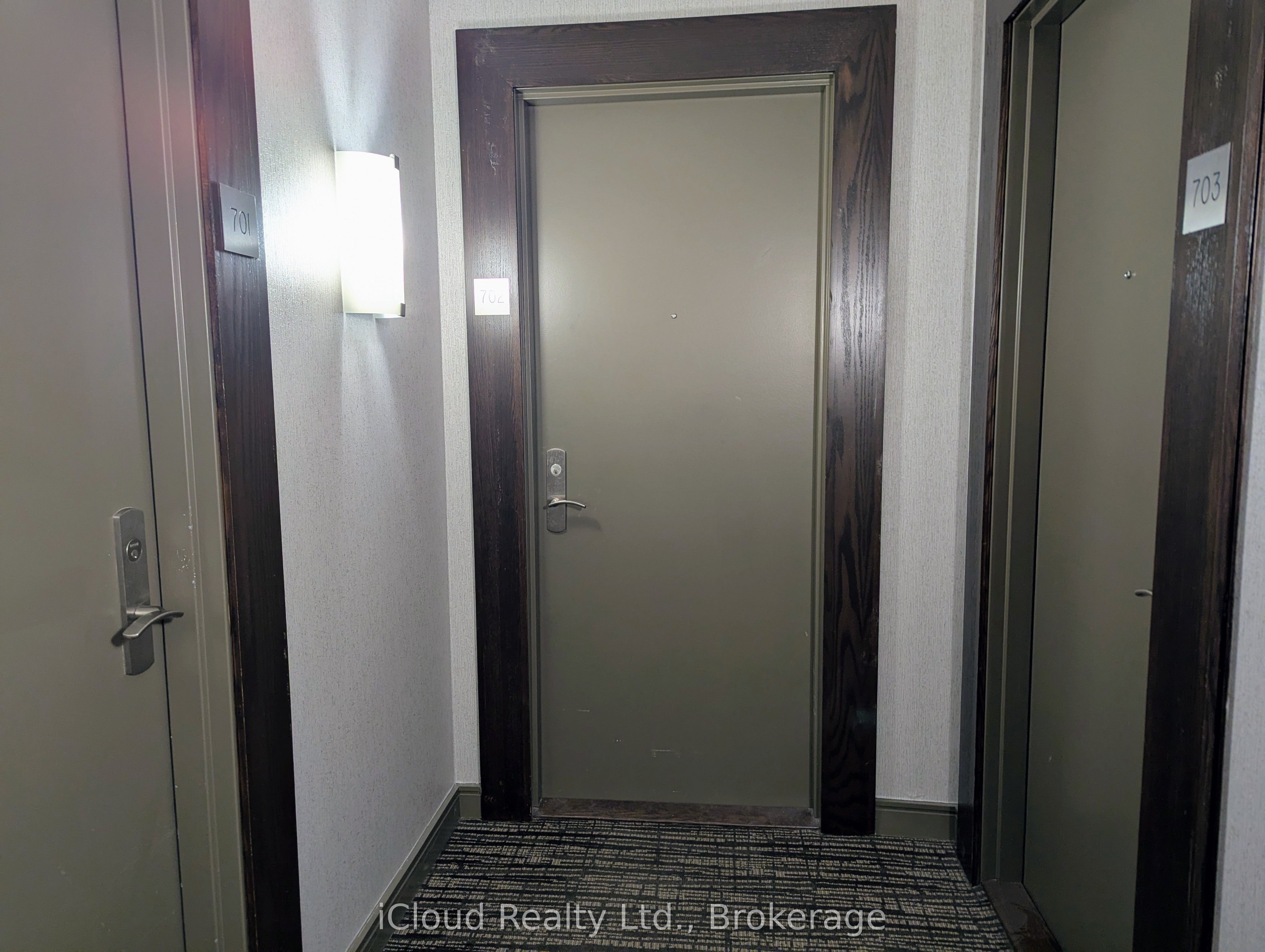 702 - 761 Bay Street, Toronto photo 2