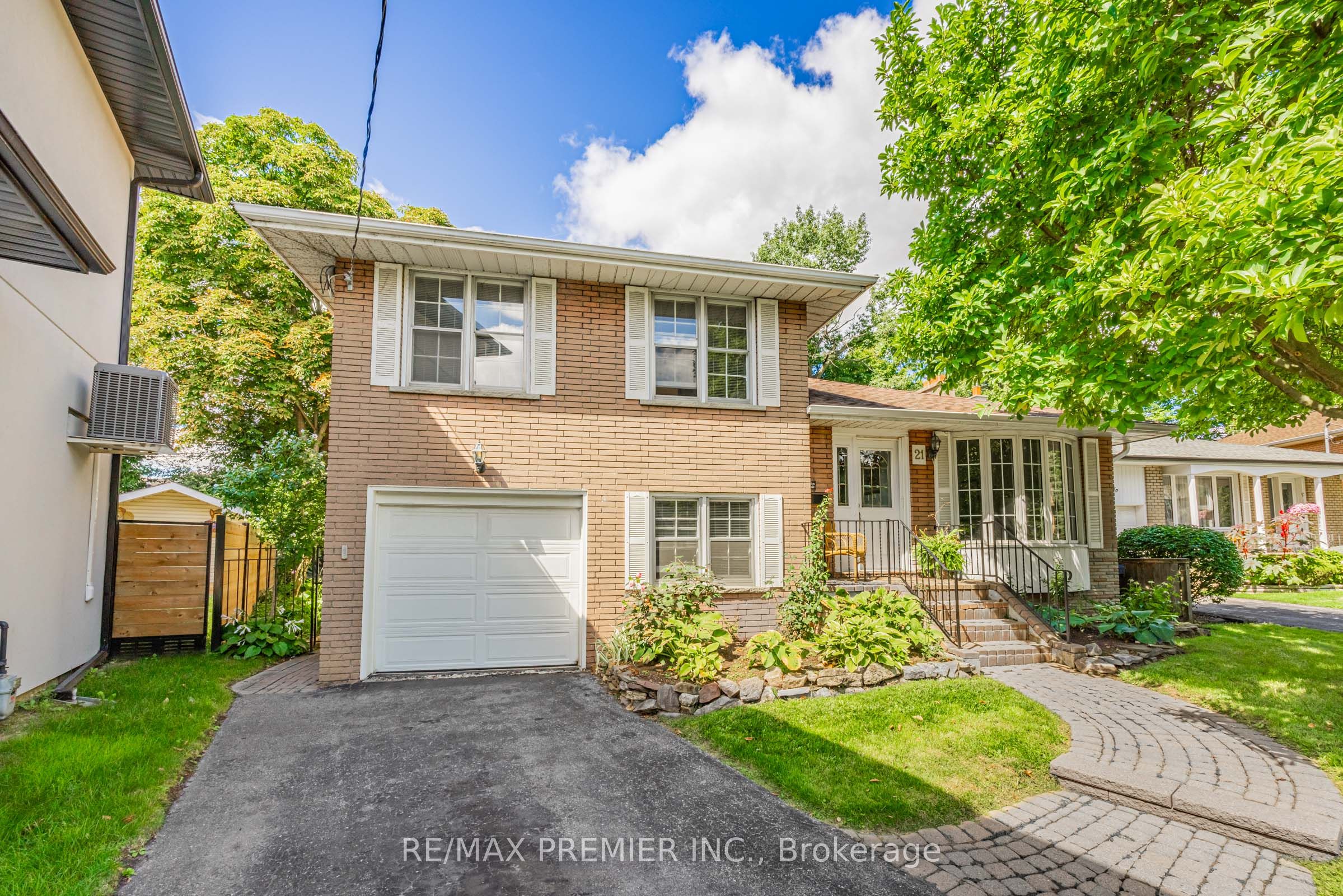 21 Halbadier Place, Toronto, ON, M9B 2H4